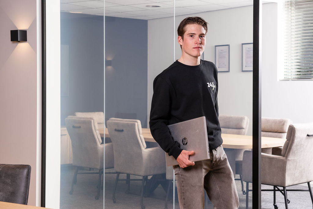 Collega's in overleg in de vergaderruimte van 24x7 ICT